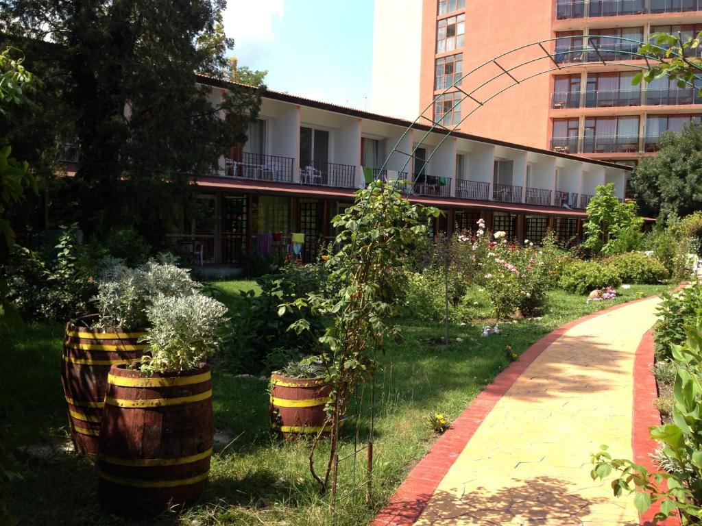 Jupiter Hotel Pantai Sunny Bagian luar foto